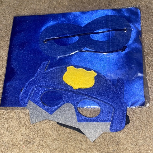 Cape and mask - Picture 1 of 1